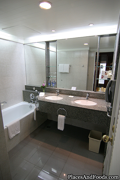Amari Watergate Hotel Room Bathroom Bangkok